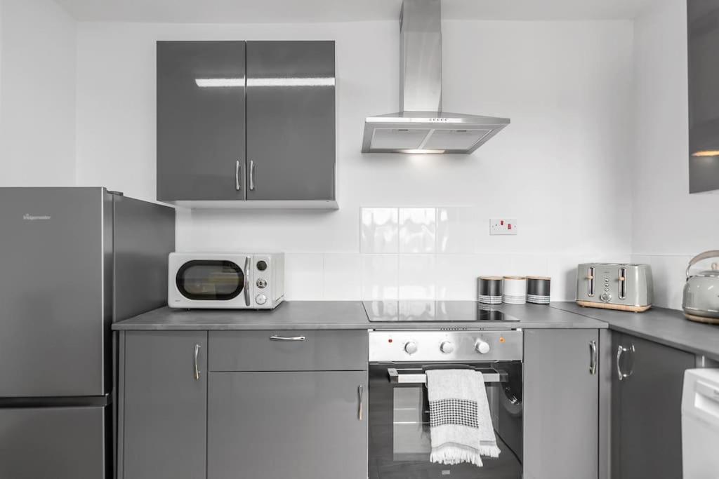 1-Bed Seaside Apartment With Parking Кромер Экстерьер фото