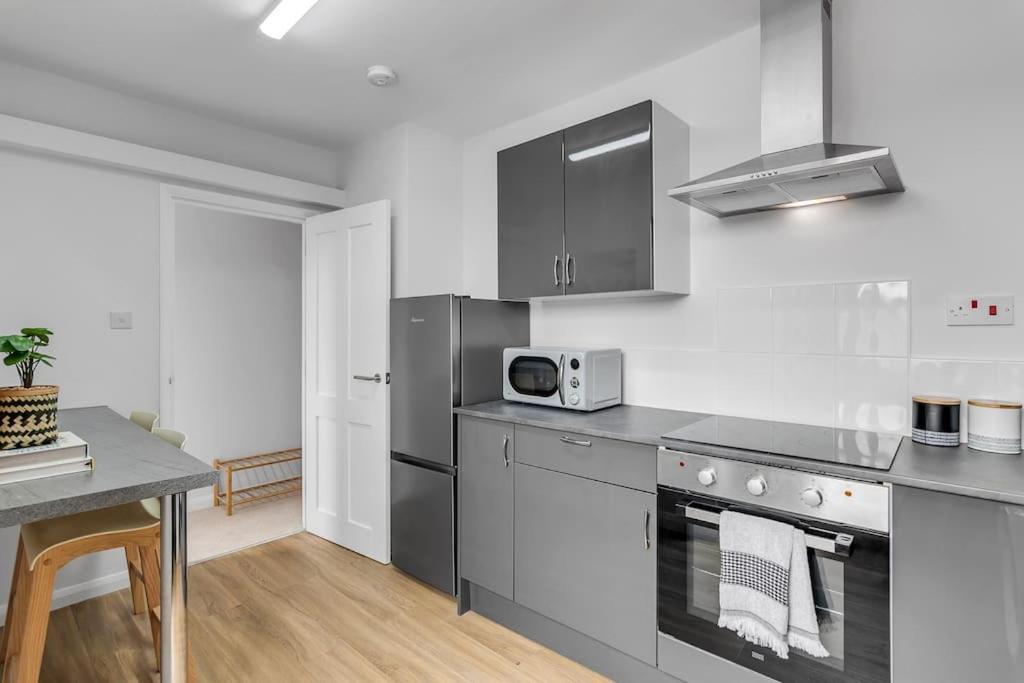 1-Bed Seaside Apartment With Parking Кромер Экстерьер фото