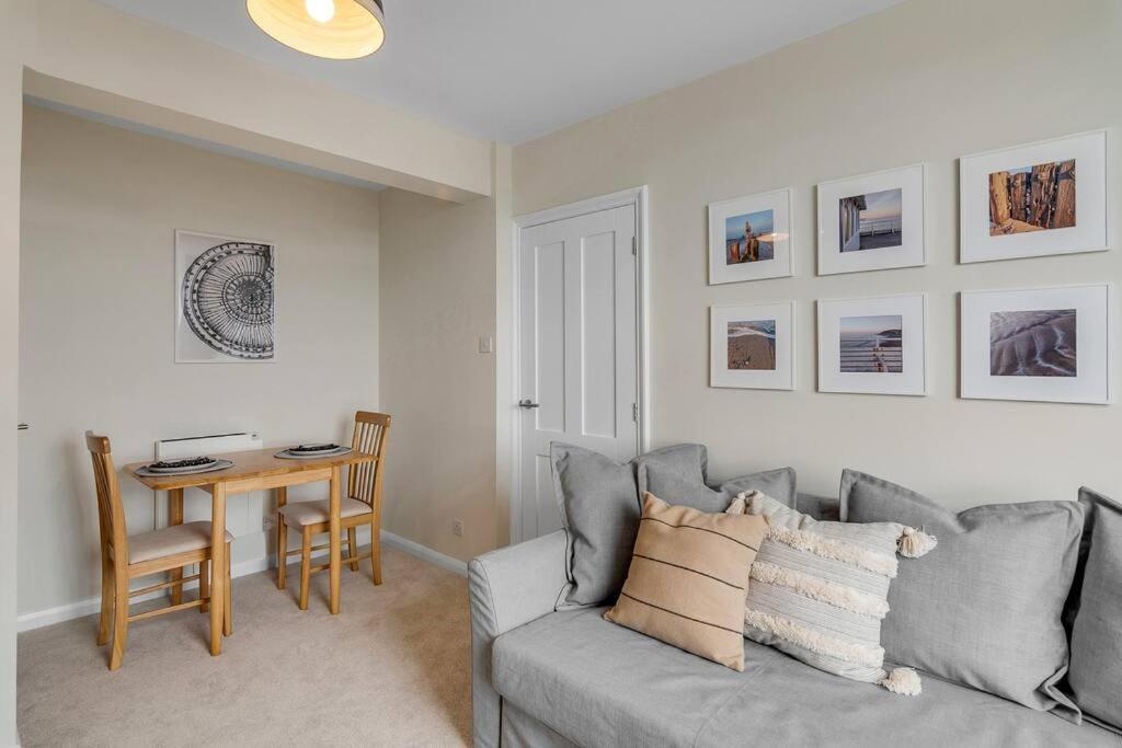 1-Bed Seaside Apartment With Parking Кромер Экстерьер фото